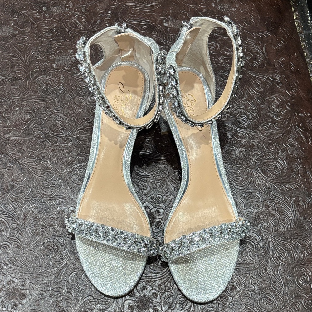 NWOT Jewel Badgley Mischka Silver Embellished Heels